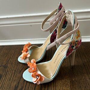 Chinese Laundry size 6 sandal heels with beautiful floral design